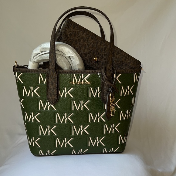 ❌❌SOLD❌❌Michael Kors Amazon Green Tote Bag. - Picture 5 of 10
